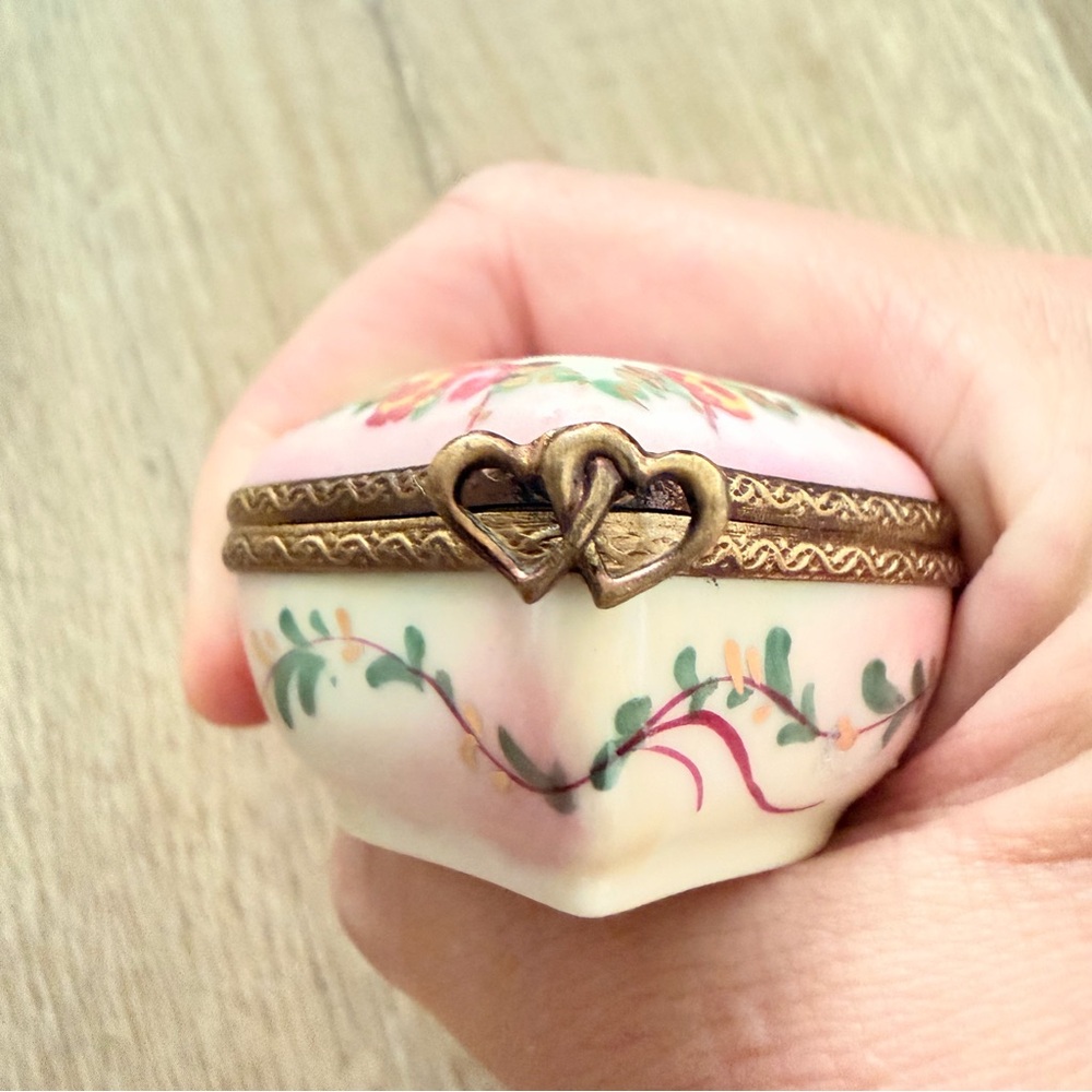 Vtg Rochard Limoges Peint Main Trinket Box Valentines, Love Aways, Pink Flowers‎ - Picture 2 of 6